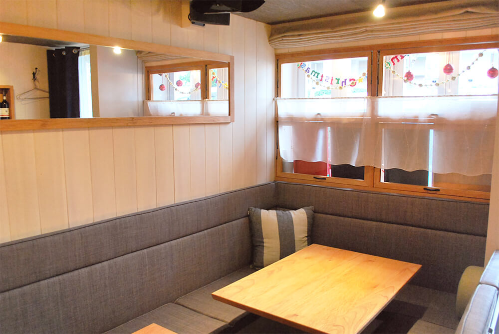 CafeRestaurant & Deli Battle Ship Grayのベンチシートの画像