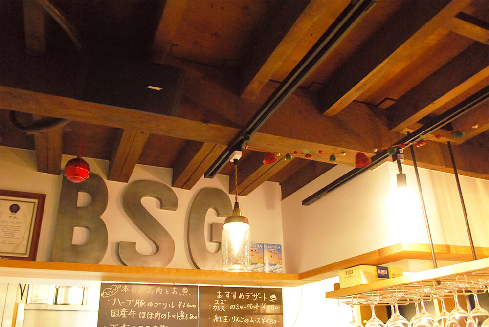 CafeRestaurant & Deli Battle Ship Grayの既存を活かした天井画像